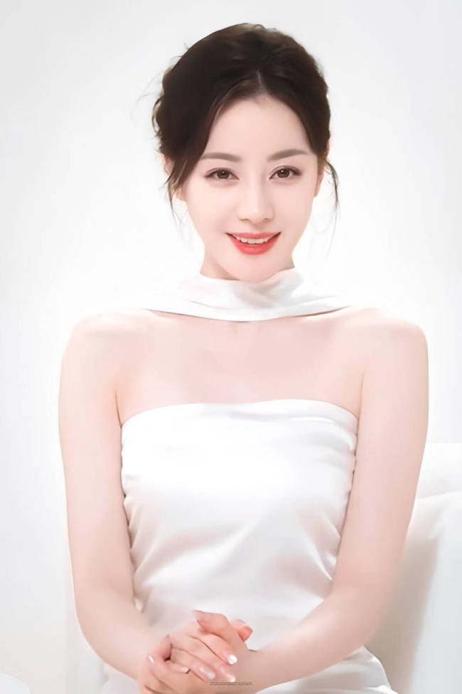 迪丽热巴身穿白色抹胸挂脖长裙 温柔甜美气质超绝