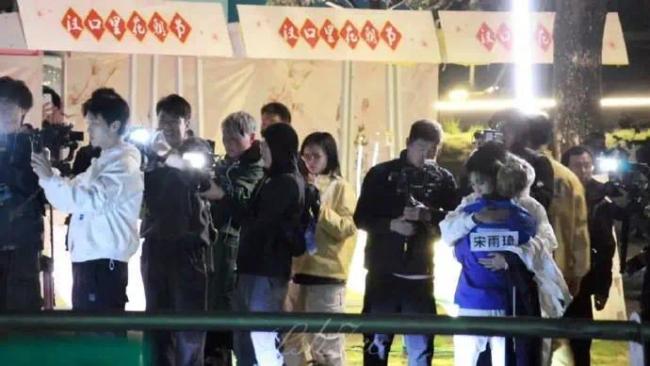 《奔跑吧》录制现意外 宋雨琦体力不支摔倒后发文