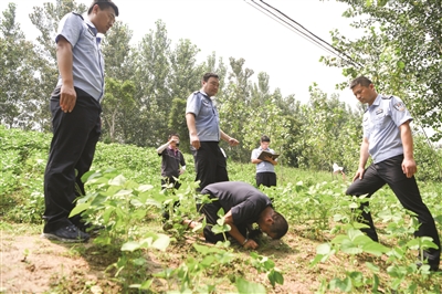 靳某刚双膝下跪,在案发现场磕头痛哭