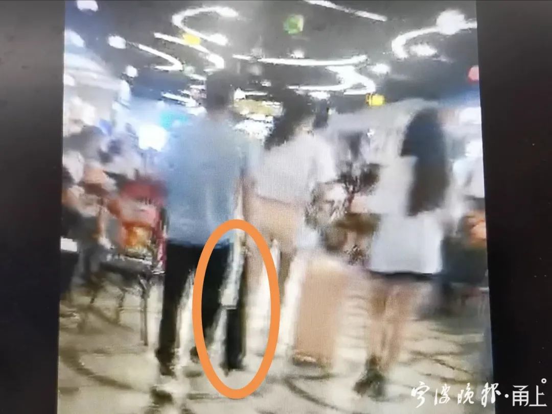 警惕这种黑色手袋!已有多名女性受害被偷拍