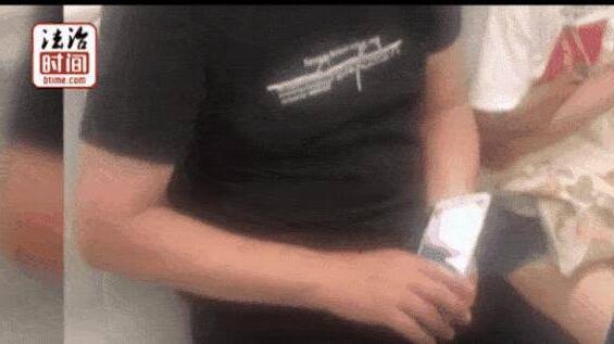 北京地铁里男子不仅偷拍女孩大腿,竟还做出这种事