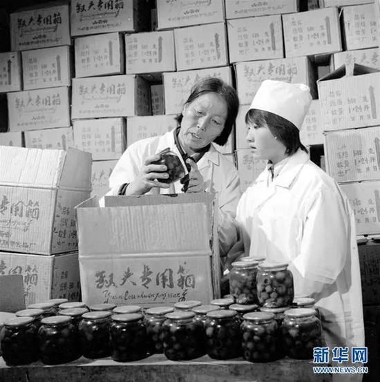 年轻时的申纪兰（左）带领群众脱贫致富。资料图