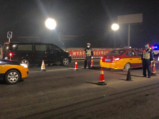 北京空气重污染 交警设卡81处严查汽车尾气超标排放