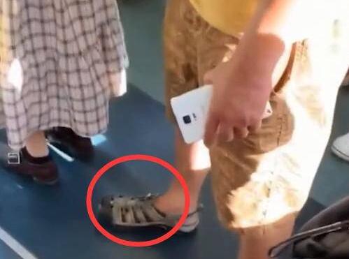 北京地铁里男子不仅偷拍女孩大腿,竟还做出这种事