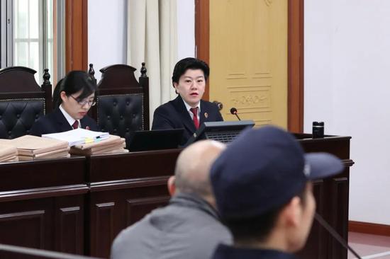 骨科主任帮科室“赚回扣”近千万 自己分得100多万