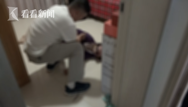 丈夫凌晨群发杀妻照 警方紧急破门后二人均没有生命危险
