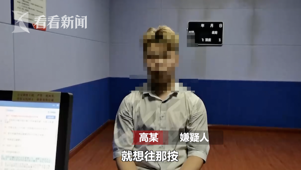 理发店男子"咸猪手"伸进女顾客衣领 就想往那按