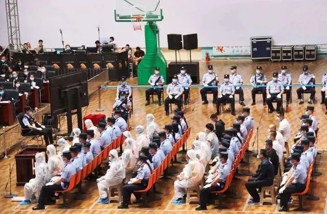 黑老大受审!从市委书记到普通民警 上百人受其贿赂