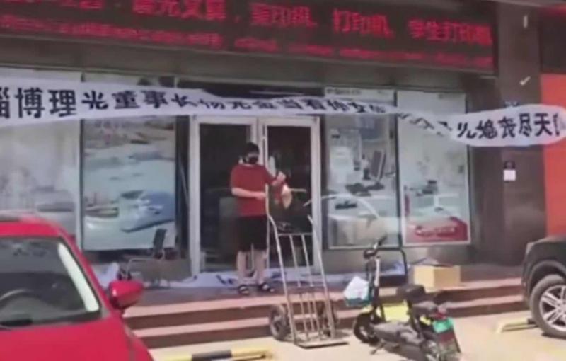 尘卷风刮飞充气蹦蹦床致儿童身亡
