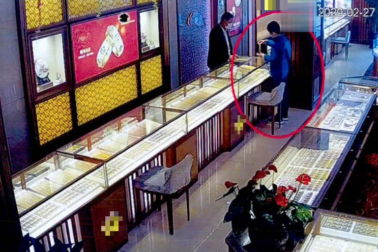 54岁女子住五星酒店花光钱想住监狱 两抢金店被公诉