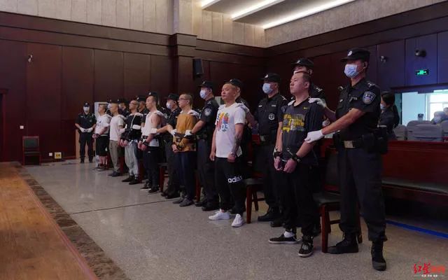 这起腐蚀大量公职人员的涉黑案细节曝光 86人被查处