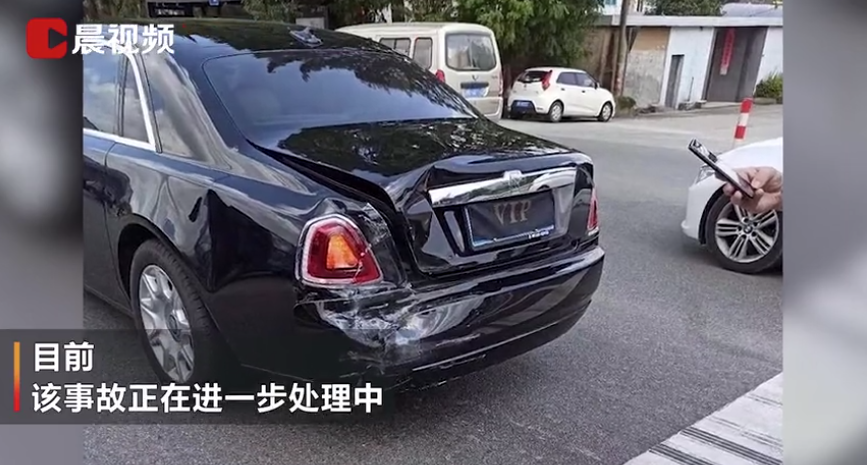 消防车追尾车牌号88888劳斯莱斯 消防员:第一次遇到