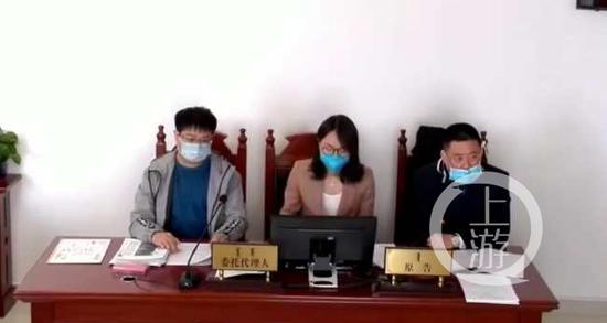 ▲2020年5月11日,刘春华(左一)向康巴什区人民法院提起行政诉讼开庭审理。图片来源/受访者供图