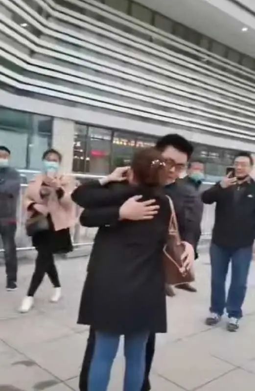 ▲时隔28年,许女士终于见到自己的亲生儿子,两人拥抱在一起。视频截图