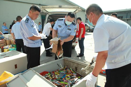 北京公交警方集中销毁气枪、子弹等危险物品2.8万件