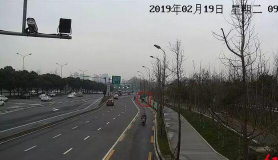 男子连上24时班后撞路坎身亡 家属向单位索赔43万