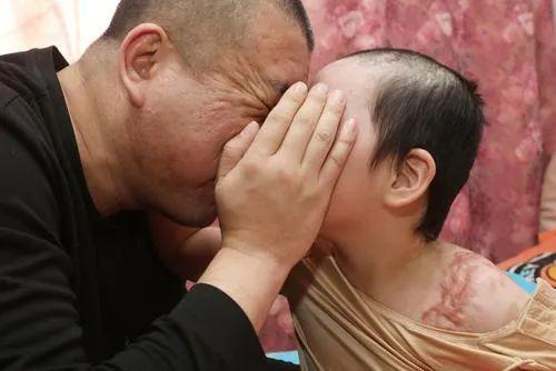 抚顺6岁被虐女童生父喊话:为什么亲妈不阻止还参与,希望严惩