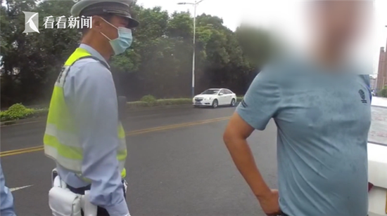 驾校教练带学员违停 耍小聪明躲抓拍被罚