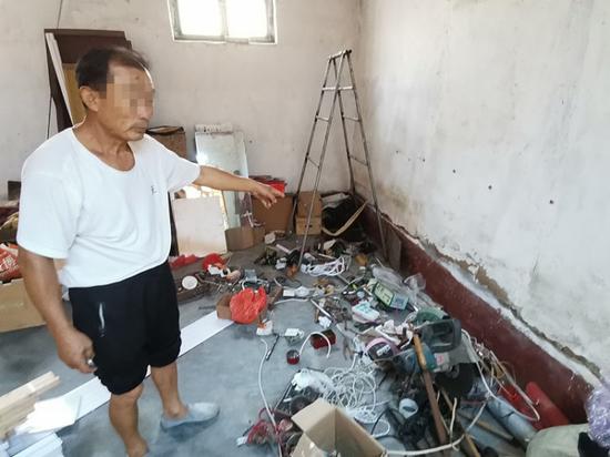 由于无心打理,王先生家的房子年久失修