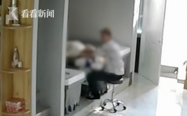 理发店男子"咸猪手"伸进女顾客衣领 就想往那按