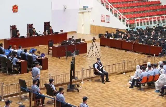 黑老大受审!从市委书记到普通民警 上百人受其贿赂