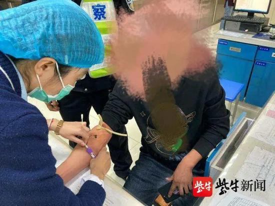疯狂!一只手开车,另一手抱着婴儿,一查竟然是醉驾