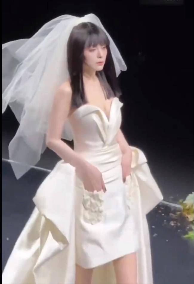 王琳穿婚纱走秀长腿纤细 五官立体宛如芭比娃娃