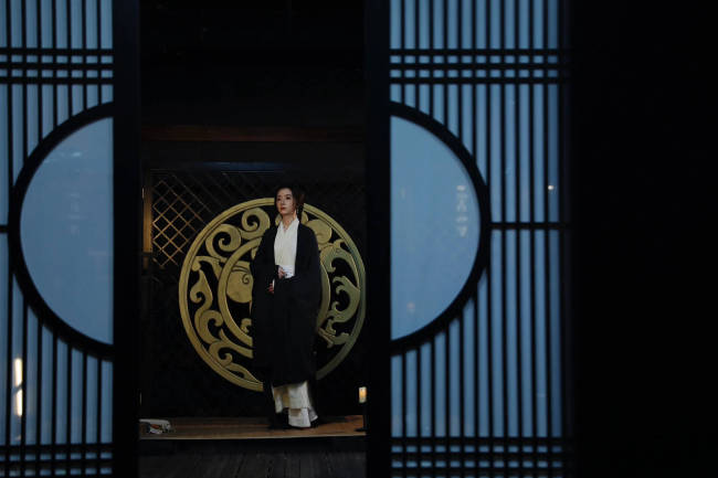 胡冰卿着古装书卷美人具象化 手持线装书回眸浅笑