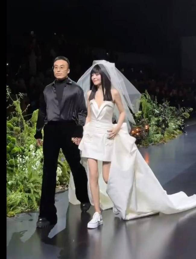 王琳穿婚纱走秀长腿纤细 五官立体宛如芭比娃娃