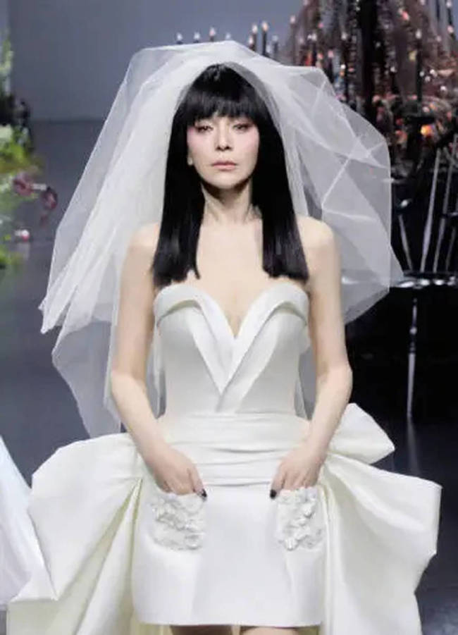 王琳穿婚纱走秀长腿纤细 五官立体宛如芭比娃娃