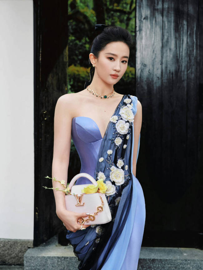 刘亦菲穿丝缎礼裙古典优雅 手撑油纸伞婀娜多姿