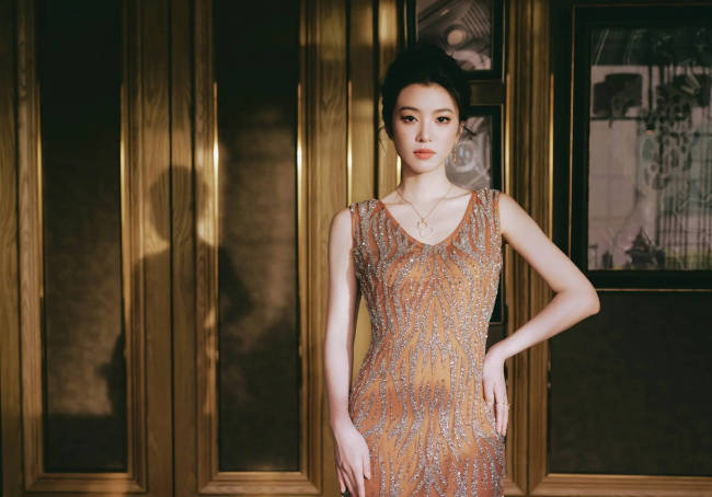 李云霄穿鎏金礼裙气质优雅 温婉大方尽显东方美感