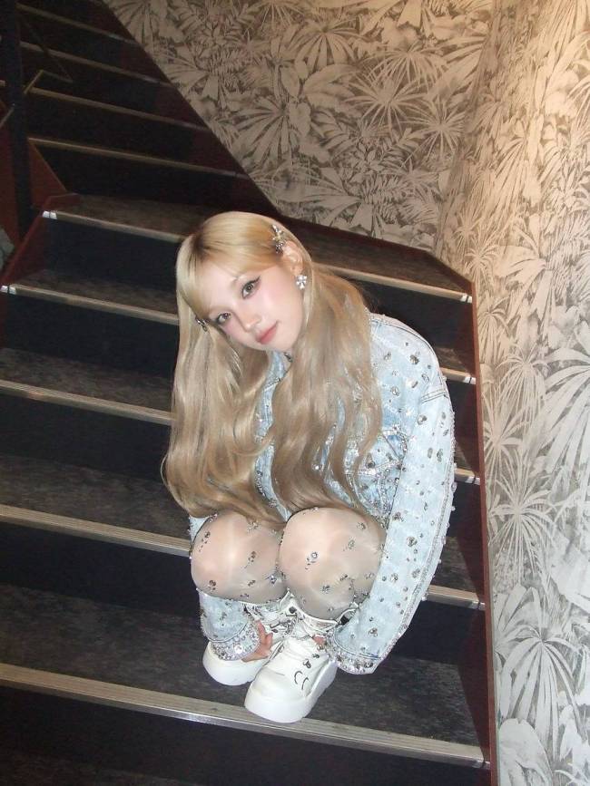 宋雨琦发美照宛若金发洋娃娃 双手捧脸可爱似少女