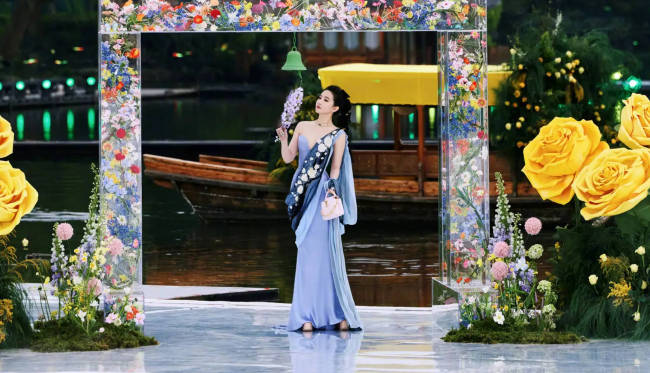 刘亦菲穿丝缎礼裙古典优雅 手撑油纸伞婀娜多姿