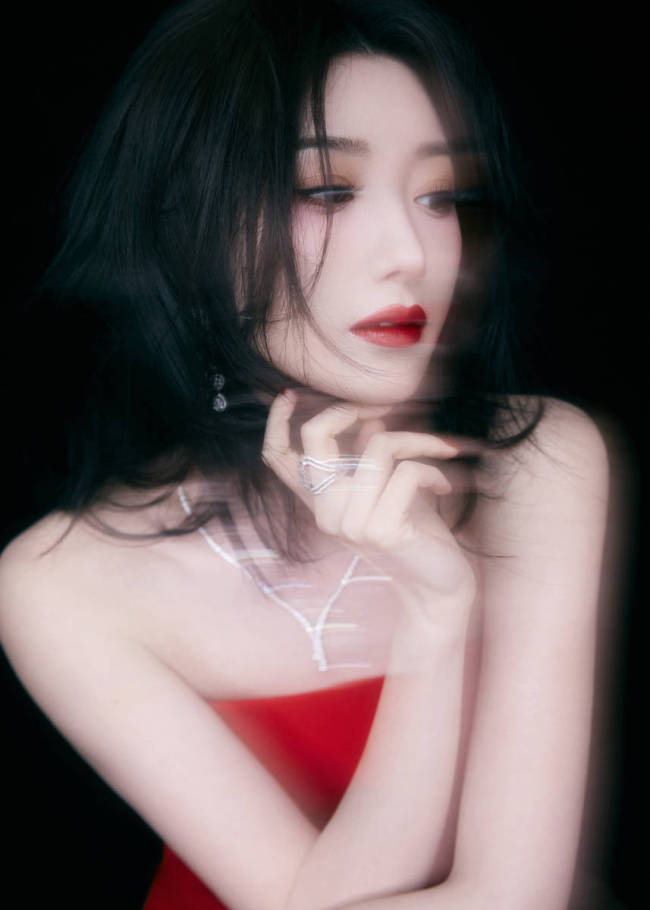 毛晓彤穿红色抹胸长裙秀身材 自由绚烂娇艳欲滴