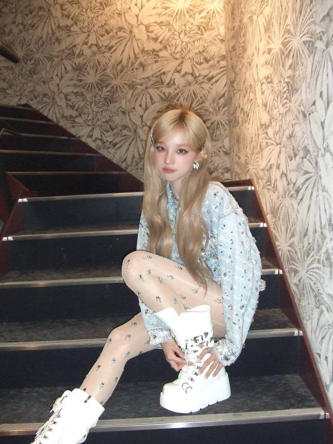 宋雨琦发美照宛若金发洋娃娃 双手捧脸可爱似少女