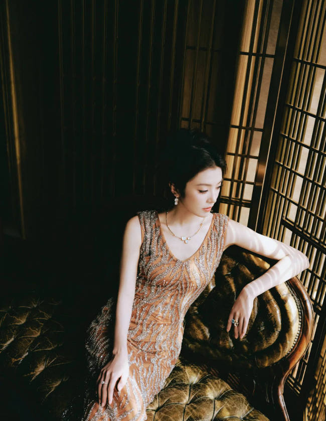 李云霄穿鎏金礼裙气质优雅 温婉大方尽显东方美感