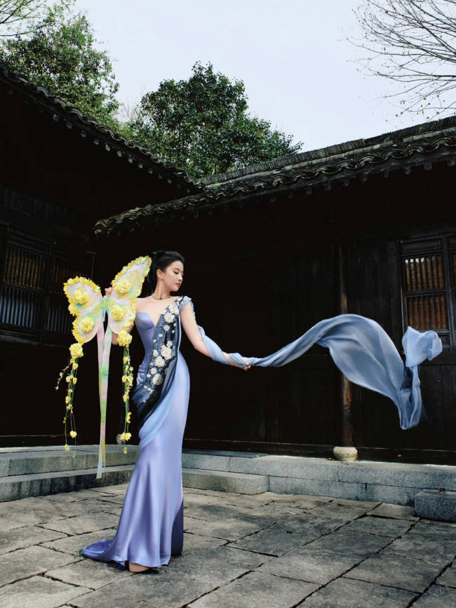 刘亦菲穿丝缎礼裙古典优雅 手撑油纸伞婀娜多姿