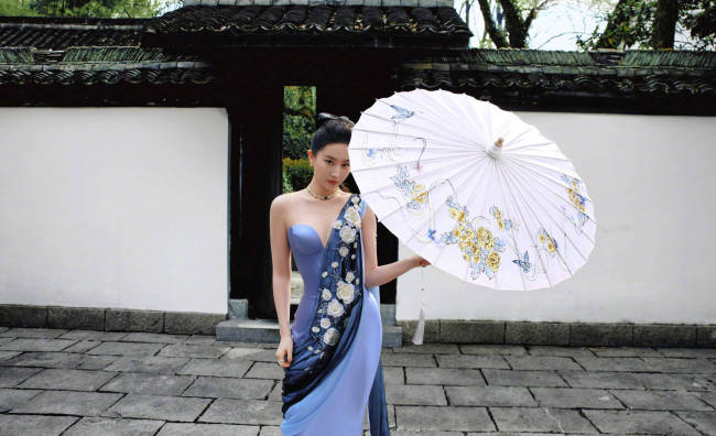 刘亦菲穿丝缎礼裙古典优雅 手撑油纸伞婀娜多姿