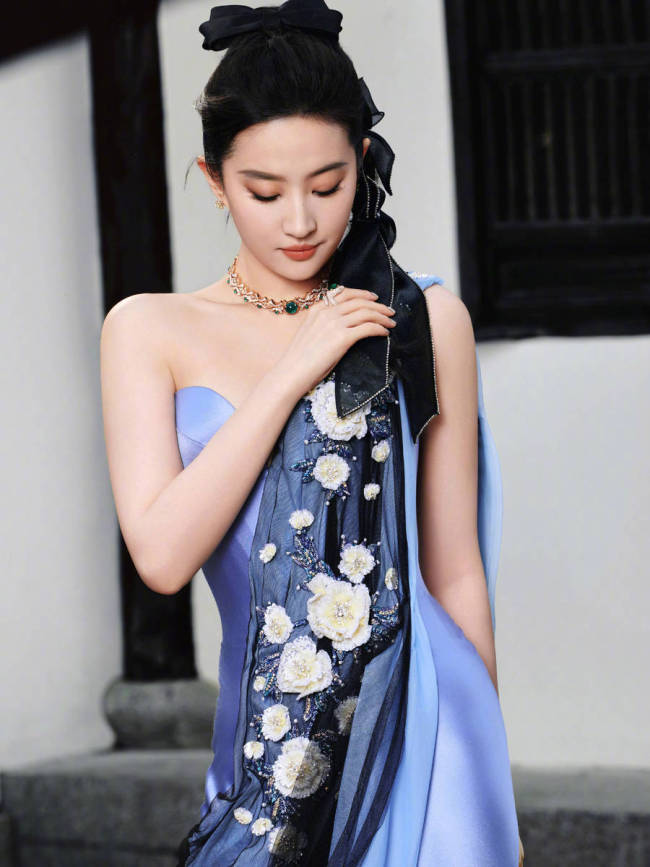 刘亦菲穿丝缎礼裙古典优雅 手撑油纸伞婀娜多姿