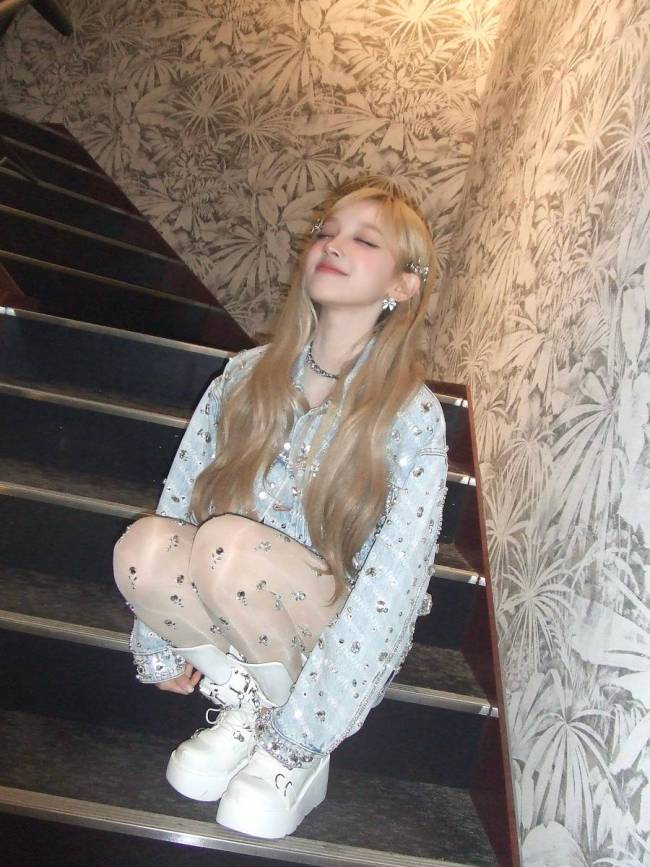 宋雨琦发美照宛若金发洋娃娃 双手捧脸可爱似少女