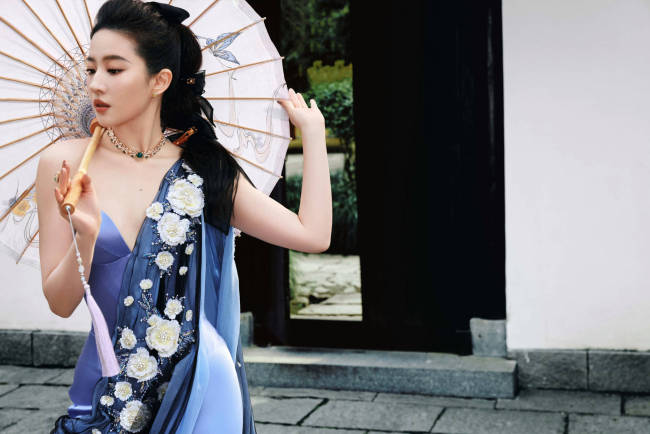 刘亦菲穿丝缎礼裙古典优雅 手撑油纸伞婀娜多姿