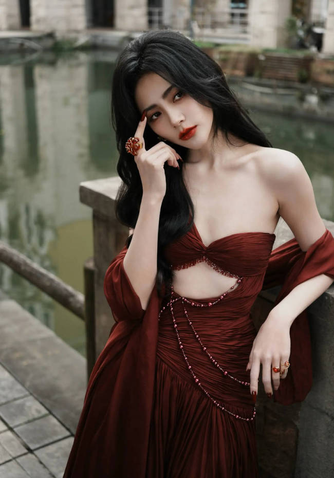 谢可寅穿酒红抹胸长裙优雅灵动 一颦一笑美艳迷人