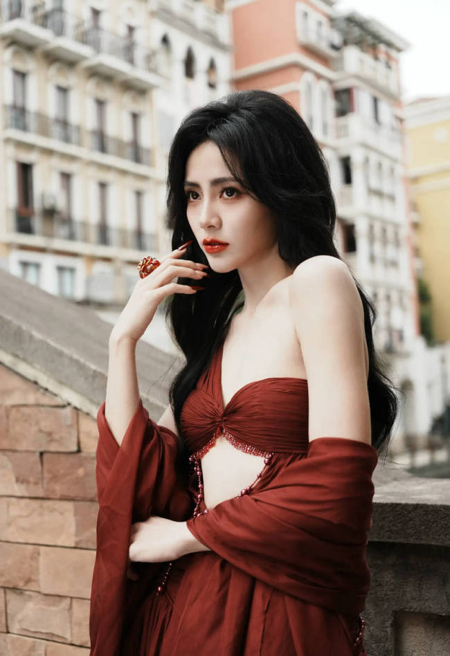 谢可寅穿酒红抹胸长裙优雅灵动 一颦一笑美艳迷人