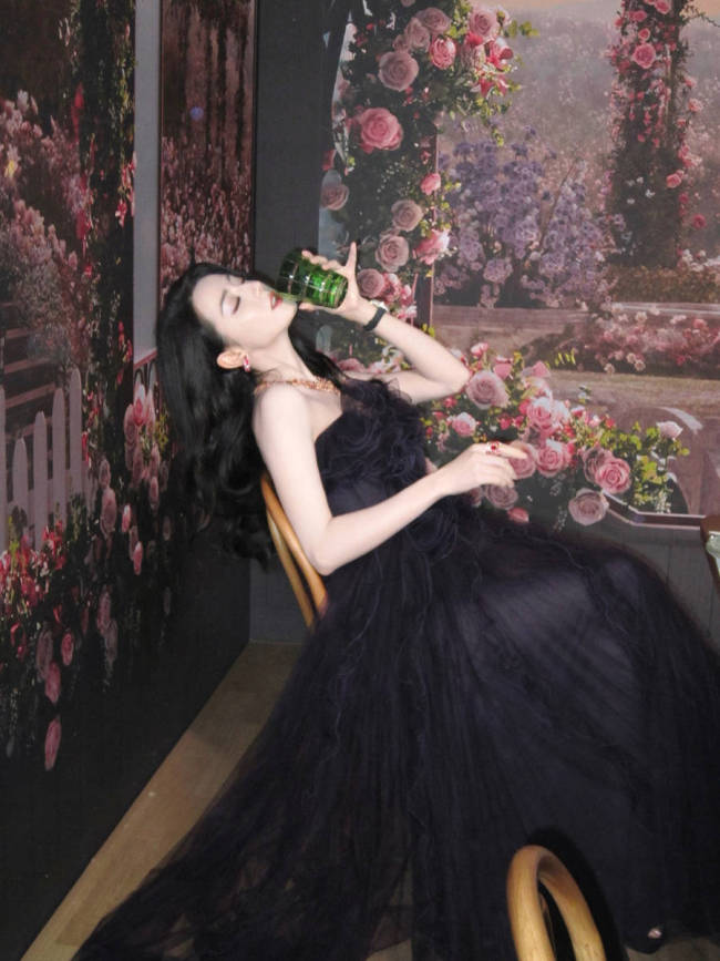 迪丽热巴黑色抹胸长裙温柔优雅 一举一动魅惑迷人