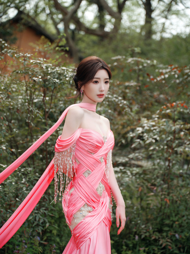 毛晓彤春日大片释出 穿粉色抹胸鱼尾长裙宛如仙女