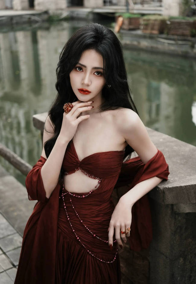 谢可寅穿酒红抹胸长裙优雅灵动 一颦一笑美艳迷人