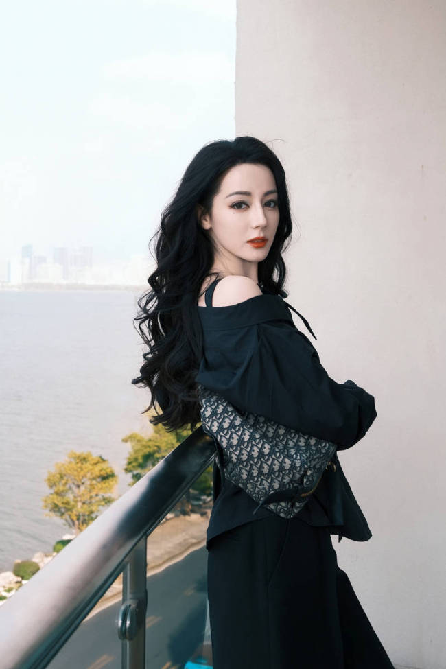 迪丽热巴黑色抹胸长裙温柔优雅 一举一动魅惑迷人
