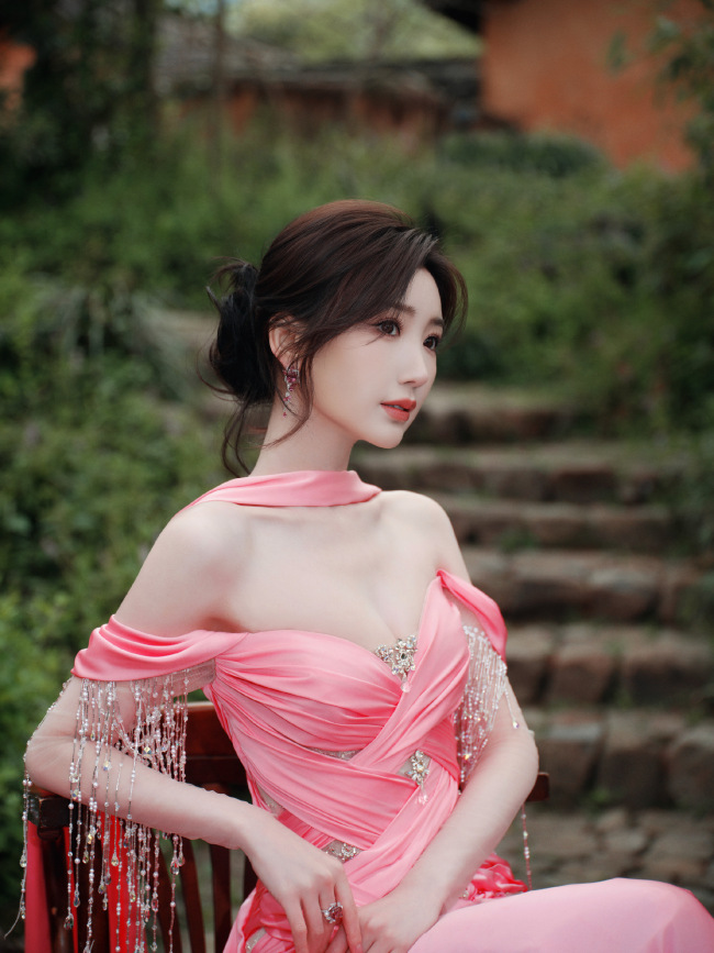 毛晓彤春日大片释出 穿粉色抹胸鱼尾长裙宛如仙女