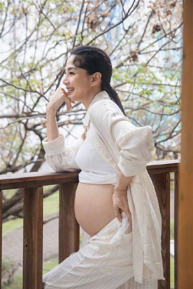 洪小铃孕肚照曝光 穿宽松家居服四肢依旧纤细
